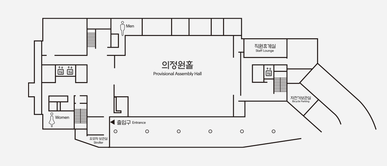 지하 1층 시설안내: 계단을 내려오면 자전거 보관실과 직원휴게실이 있고 좌측으로 다목적홀이 있고 의정원홀 뒤로 유모차보관실, 민주광장 출입구, 엘리베이터 화장실이 있음.